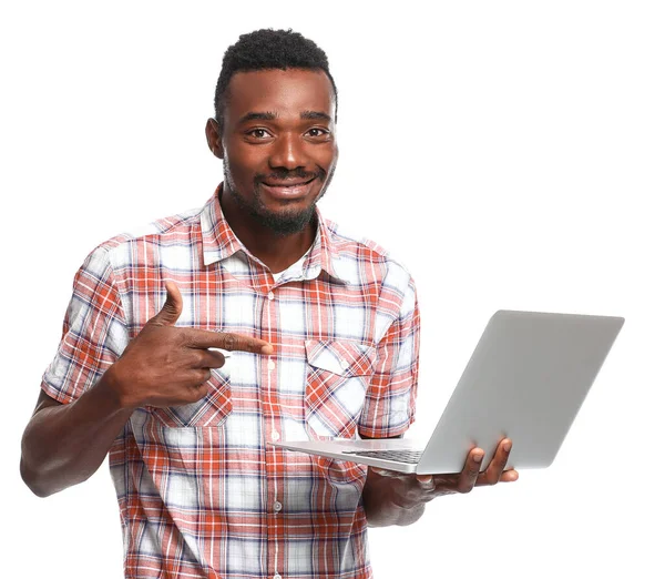 Retrato de homem afro-americano bonito com laptop sobre fundo branco — Fotografia de Stock