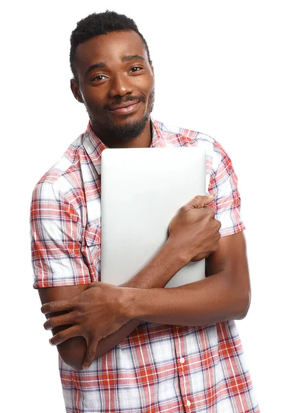 Retrato de homem afro-americano bonito com laptop sobre fundo branco — Fotografia de Stock