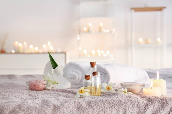 Essential oil with burning candles, sea salt and towels in spa salon — Stock Photo, Image