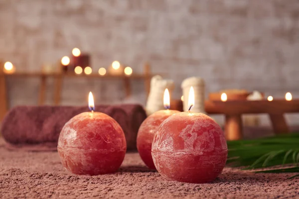 Krásné hořící svíčky v lázeňském salonu — Stock fotografie