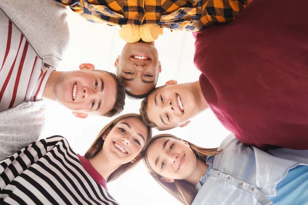 Retrato de adolescentes sobre fondo blanco, vista inferior — Foto de Stock