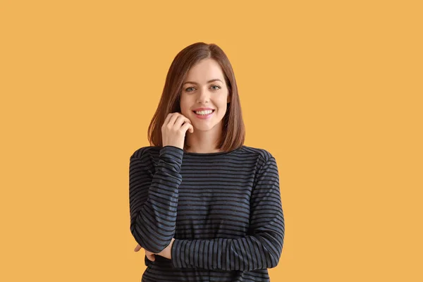 Portrait of beautiful young woman on color background — Stock Photo, Image