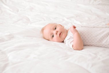 Tatlı bebek yatakta yatıyor.