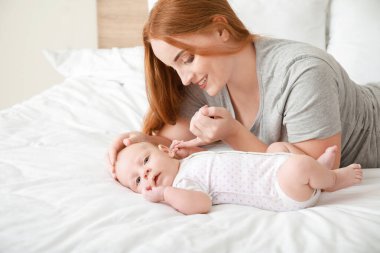 Yatağında tatlı bir bebek olan anne.