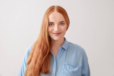 Beyaz arka planda güzel bir genç kadının portresi.