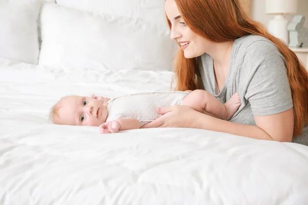 Anya aranyos baba feküdt az ágyon — Stock Fotó