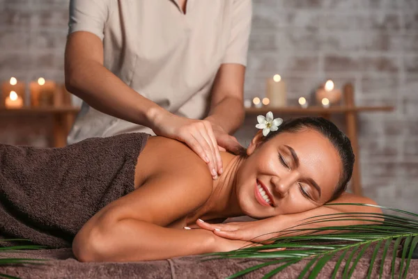 Junge Frau mit Massage im Wellness-Salon — Stockfoto