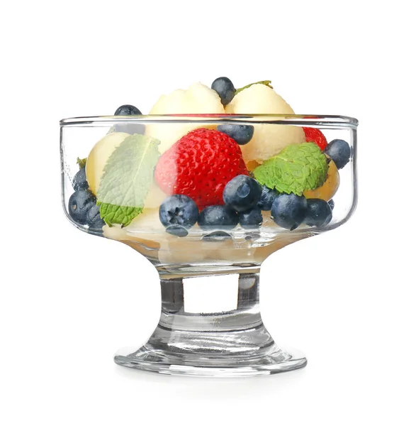 Cuenco de sabrosa ensalada de frutas sobre fondo blanco Imagen de archivo