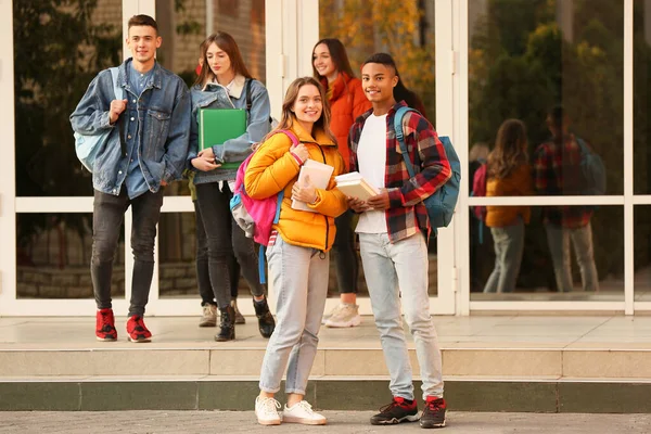 Tinédzser diákok csoportja az egyetem közelében — Stock Fotó