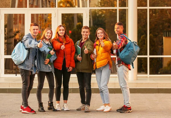 Ομάδα εφήβων φοιτητών που δείχνουν τον αντίχειρα κοντά στο πανεπιστήμιο — Φωτογραφία Αρχείου