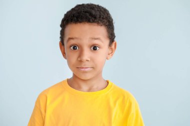 Hafif arka planda afro-amerikan çocuk