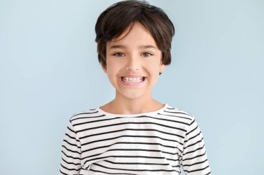 Hafif arka planda mutlu küçük çocuk