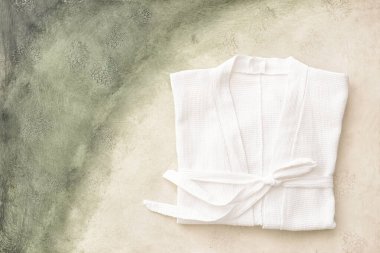 Hafif arka planda yumuşak bornoz