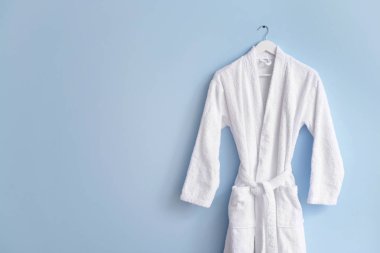 Odadaki duvarda asılı temiz bornoz.