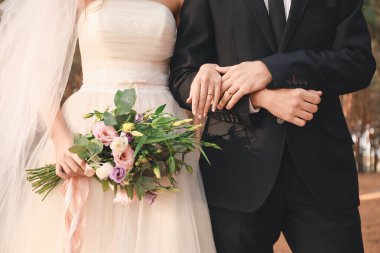 Mutlu çift dışarıda düğünlerini kutluyor.