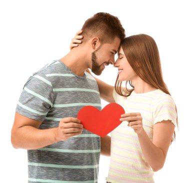 Beyaz arka planda kağıt kalpli mutlu genç bir çiftin portresi