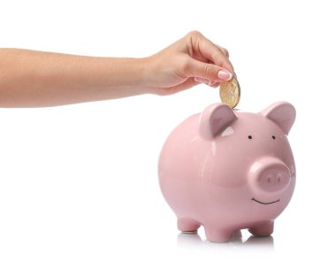 Beyaz arka planda para ve kumbaralı bir kadın.