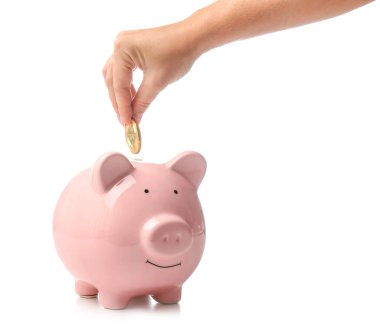 Beyaz arka planda para ve kumbaralı bir kadın.