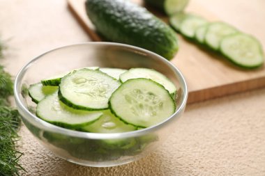 Masada taze kesilmiş salatalıklı kase.