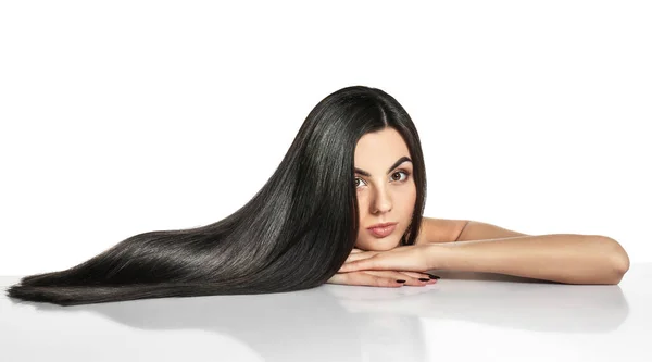 Retrato de bela jovem com cabelos longos saudáveis no fundo branco — Fotografia de Stock