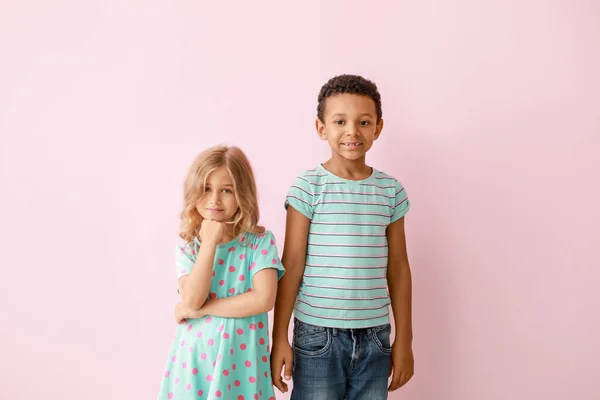 Aranyos kis gyerekek színes háttérrel — Stock Fotó