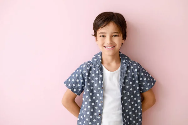 Roztomilý malý chlapec na barevném pozadí — Stock fotografie