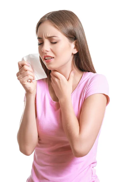 Mujer joven que sufre de alergia sobre fondo blanco — Foto de Stock