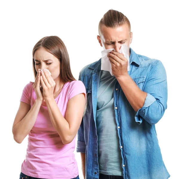 Mujer joven y hombre que sufre de alergia sobre fondo blanco — Foto de Stock