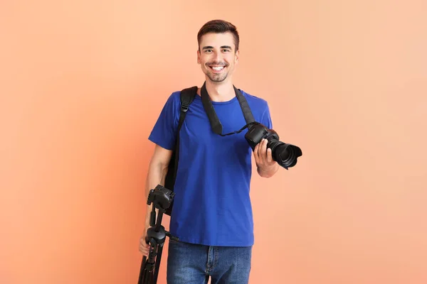 Fiatal férfi fotográfus a színes háttér — Stock Fotó