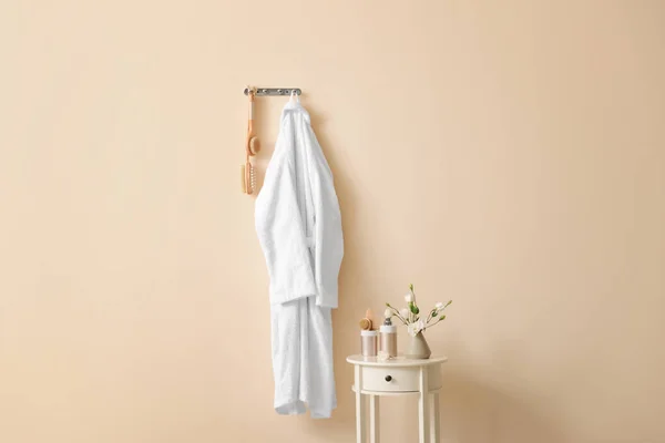 Tiszta fürdőköpeny lóg a falon a szobában — Stock Fotó