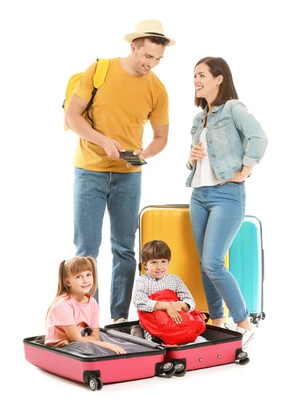 Família feliz com malas isoladas em branco — Fotografia de Stock