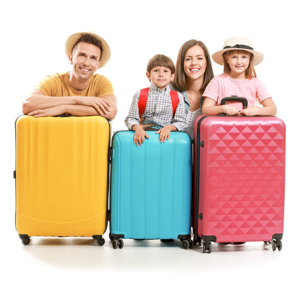Счастливая семья с чемоданами изолированы на белом
