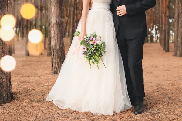 Happy couple celebrating their wedding outdoors — Stock Photo, Image