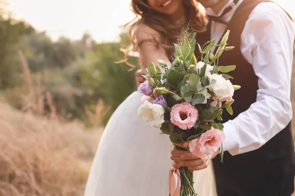 Gelukkig paar vieren hun bruiloft buiten — Stockfoto