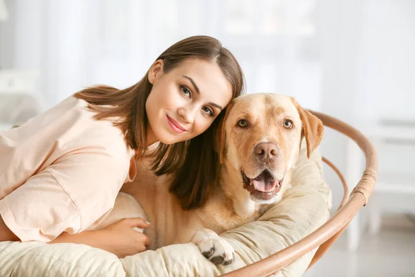 Krásná mladá žena s roztomilým psem doma — Stock fotografie