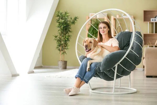 Bella giovane donna con cane carino a casa — Foto Stock