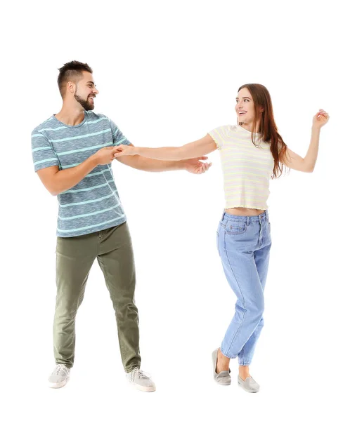 Porträt eines tanzenden jungen Paares auf weißem Hintergrund — Stockfoto