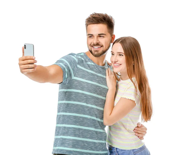 Retrato de feliz pareja joven tomando selfie sobre fondo blanco — Foto de Stock