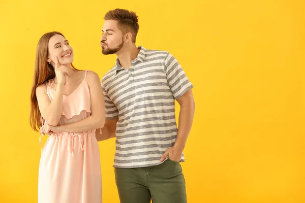 Portrait de drôle de jeune couple sur fond de couleur — Photo