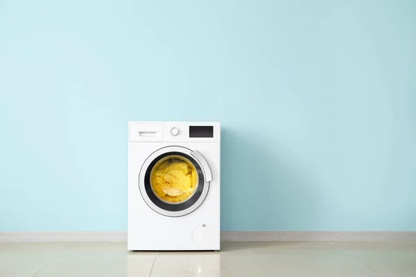 Moderne wasmachine met wasruimte in de buurt van kleur muur — Stockfoto