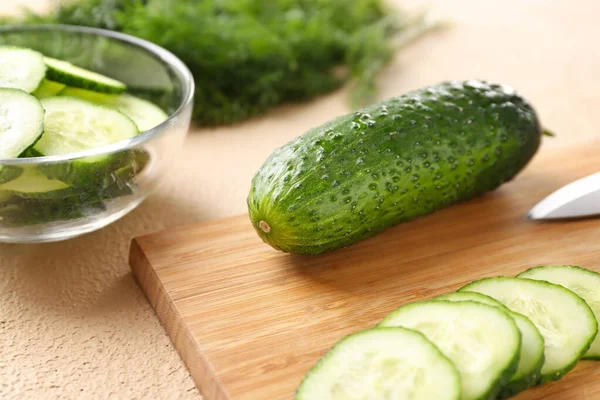 Verse groene komkommers op tafel — Stockfoto