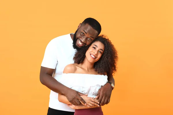 Portret van gelukkig Afro-Amerikaans paar op kleur achtergrond — Stockfoto