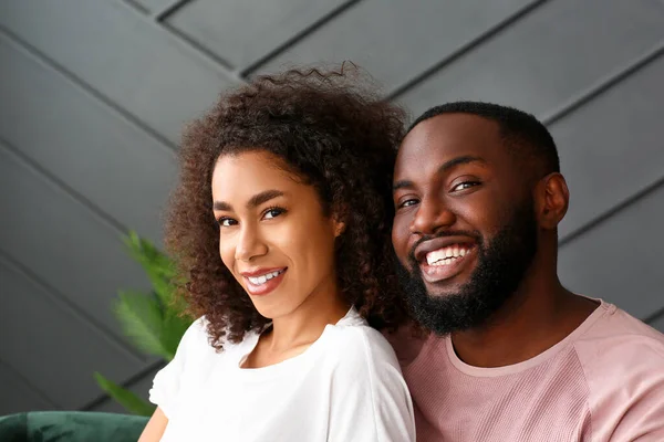 Portret van een gelukkig Afrikaans-Amerikaans echtpaar thuis — Stockfoto