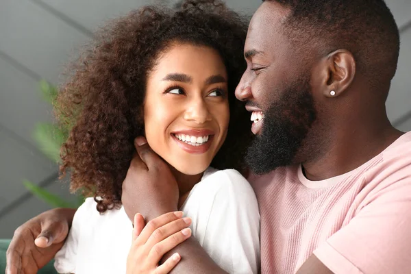 Portrait de heureux couple afro-américain à la maison — Photo