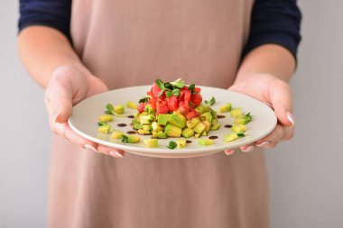 Sağlıklı salata tabağı olan kadın, yakın plan.