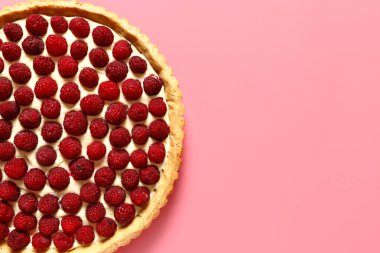 Renkli arkaplanda lezzetli ahududu turtası