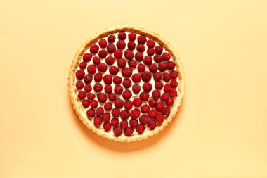 Renkli arkaplanda lezzetli ahududu turtası