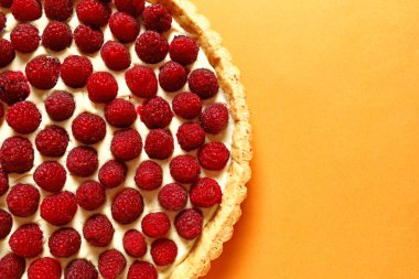 Renkli arkaplanda lezzetli ahududu turtası, yakın plan.