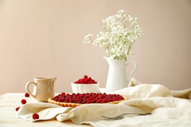 Masada lezzetli ahududulu turta ile kompozisyon