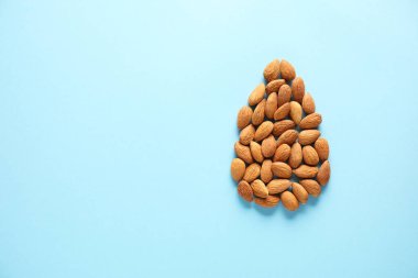 Renkli arka planda bir sürü lezzetli badem